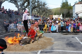 Après un procès accablant, Monsieur Carnaval et la Bédarasque ont été brûlés.