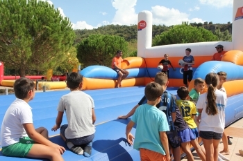 Les enfants se sont régalés sur le stand du CAB Rugby avec la structure gonflable d'Hérault Sport.