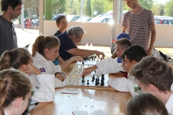 Les tables d'initiation aux échecs installées par le club d'échecs La Dame au coeur d'Orb n'ont pas désempli.