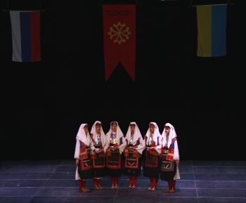 Festival Folklore du monde - Durant deux jours, des groupes traditionnels serbes et ukrainiens, invités par le groupe Guingoï, ont offert des représentations d'une qualité exceptionnelle.