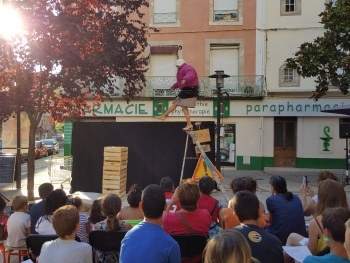 Rosemonde - Ce spectacle entre théâtre de rue et cirque a conquis le public de la place Roger Abbal.
