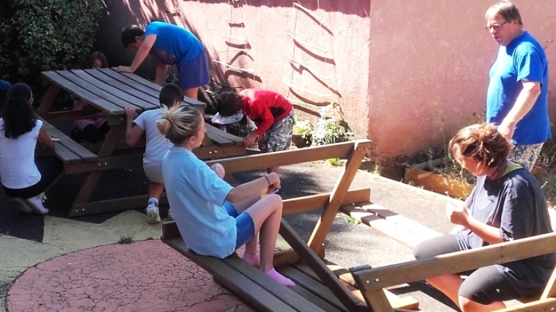 Huit jeunes bédariciens rénovent les bancs de l’école Joliot Curie