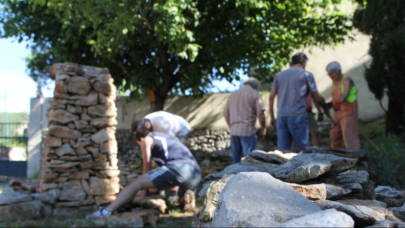 Initiation à la restauration de murs en pierres sèches 