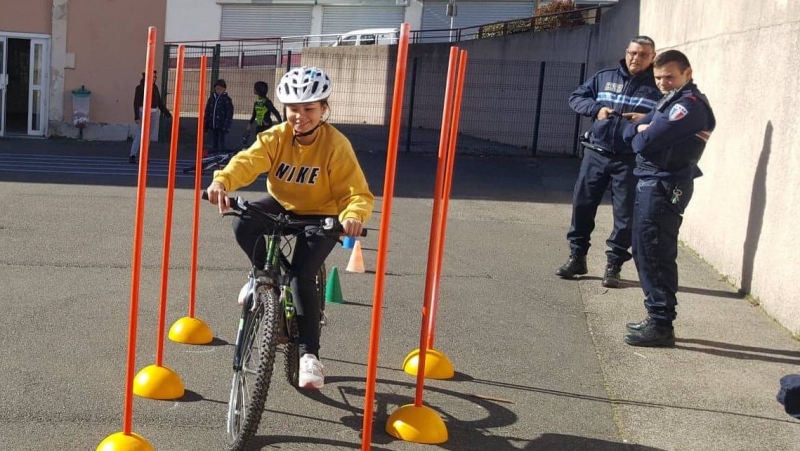 LES &Eacute;L&Egrave;VES DE CM2 PASSENT LE PERMIS V&Eacute;LO