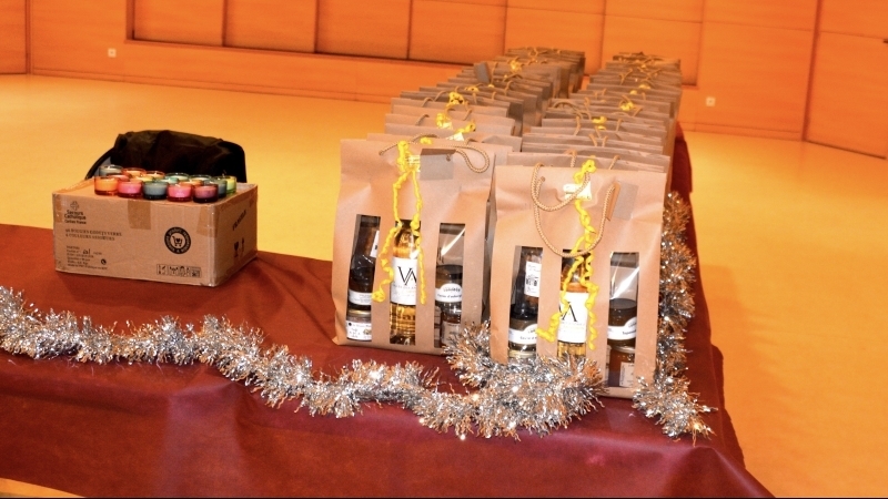 DES COLIS DE NO&Euml;L POUR LES AIN&Eacute;S