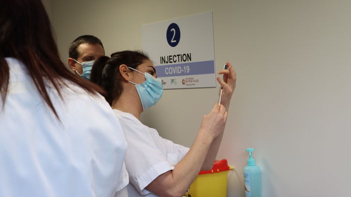 En visite au centre de vaccination, le préfet met en avant une prise en charge optimale des patients