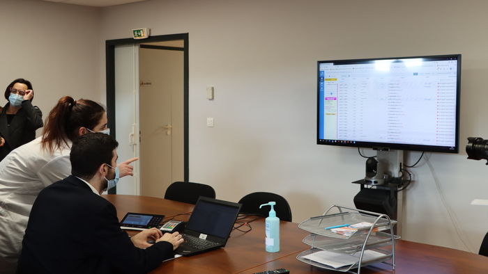 En visite au centre de vaccination, le préfet met en avant une prise en charge optimale des patients