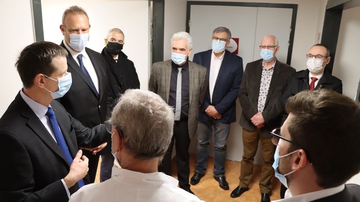 En visite au centre de vaccination, le préfet met en avant une prise en charge optimale des patients