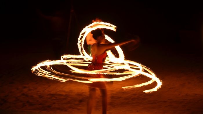 Echassiers lumineux et danseuses de feu