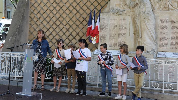 Les enfants apportent leur pierre au devoir de mémoire