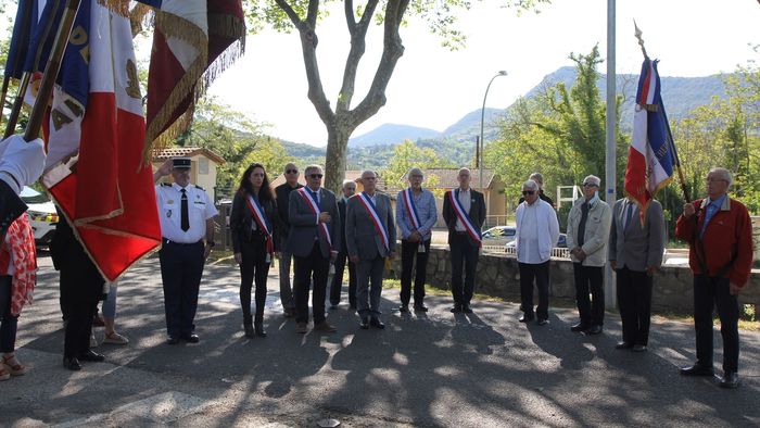 Les enfants apportent leur pierre au devoir de mémoire
