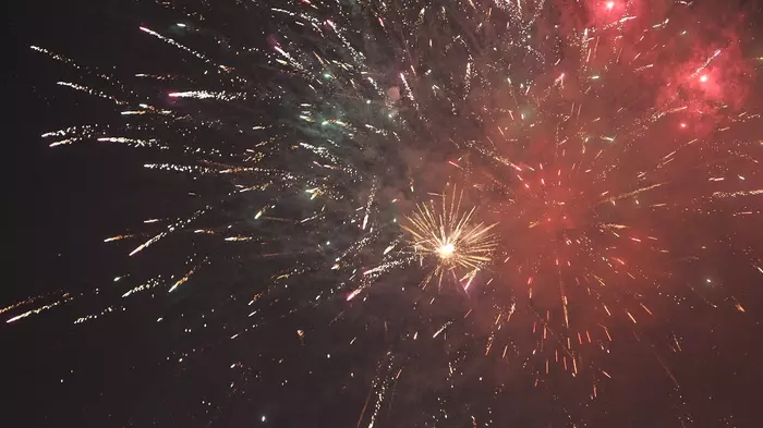 Retraite aux flambeaux, spectacle féerique eau et feu d'artifice