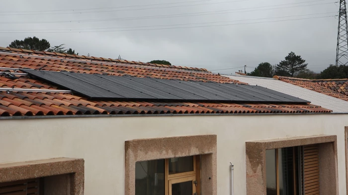 Des panneaux photovoltaïques sur la toiture du centre de loisirs