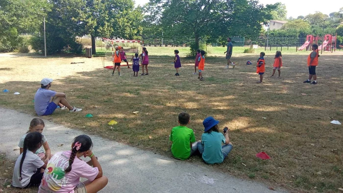 L'École sous les arbres :  deux semaines d'apprentissage et de découvertes pour les enfants