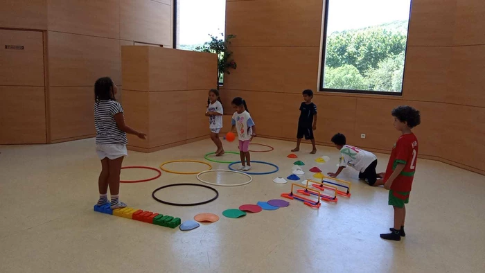 L'École sous les arbres :  deux semaines d'apprentissage et de découvertes pour les enfants
